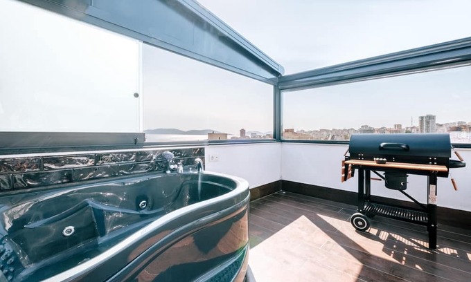 Kartal Apartamento | Sea View Flat w Terrace, Jacuzzi Near Kartal Coast