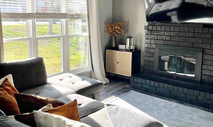 Parkside Casa | Casa Heights 3BD, Great for Couples or Groups!