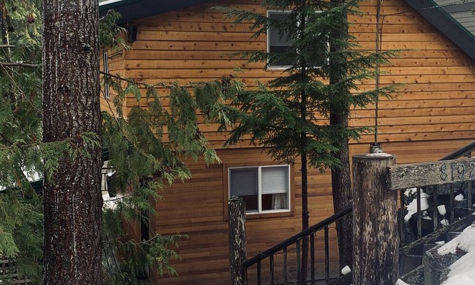 Alpine Meadows Cabina | Cozy 1970's Ski Cabin in Whistler, close to Whistler Village and ski lifts