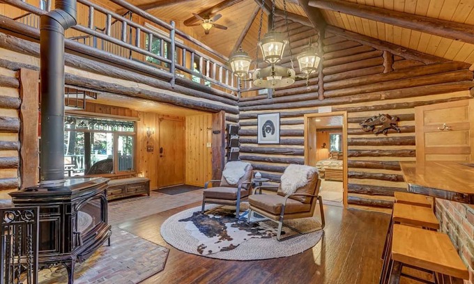 Cheyenne Canyon Cabina | Creekside Cabin w/ Hot Tub! 2 minutes to hiking trails!