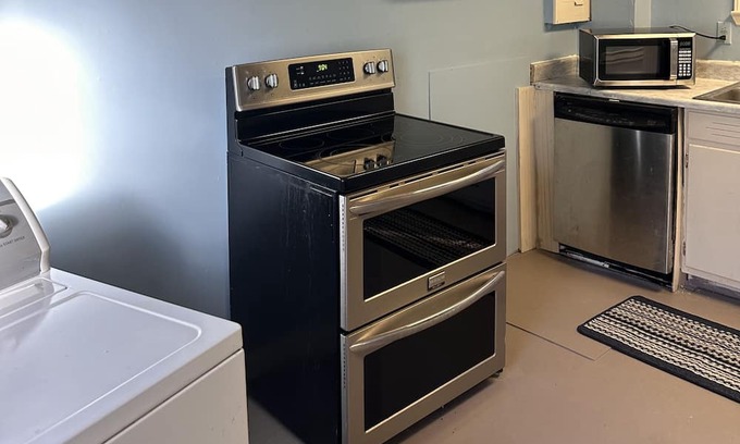 Stuart Casa | Simple house, king size bed with full bathroom and a kitchenette.