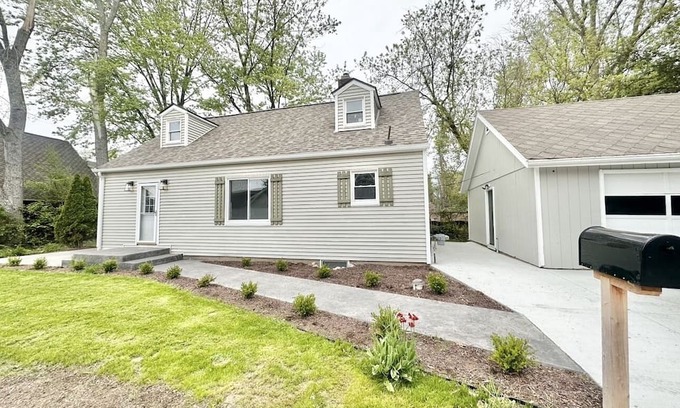 Lake Fenton Casa | Lake Fenton Cape Cod w/ Views of Lake Fenton!