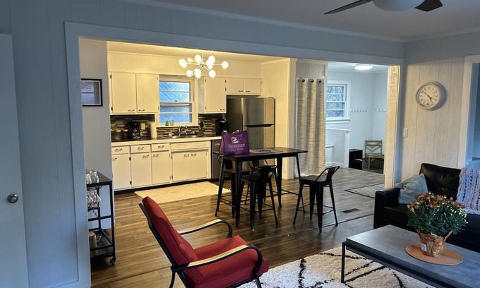 Saint Andrews Casa | Cozy house on the Domain - walk to the Sewanee Village, trails, and campus.