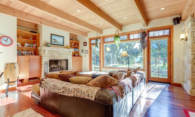 Las Positas Casa | Sunny Santa Barbara Getaway - Bike to the Beach!