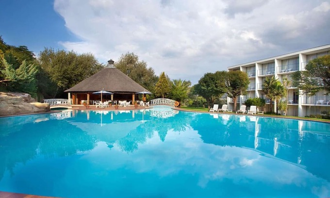 Maseru Casa | A Haven of Comfort & Convenience: Pool View, Shuttle Service and Free Parking!
