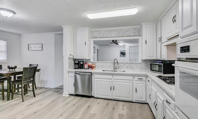 Port Neches Casa | Charming 4 Bedroom Home in Port Neches
