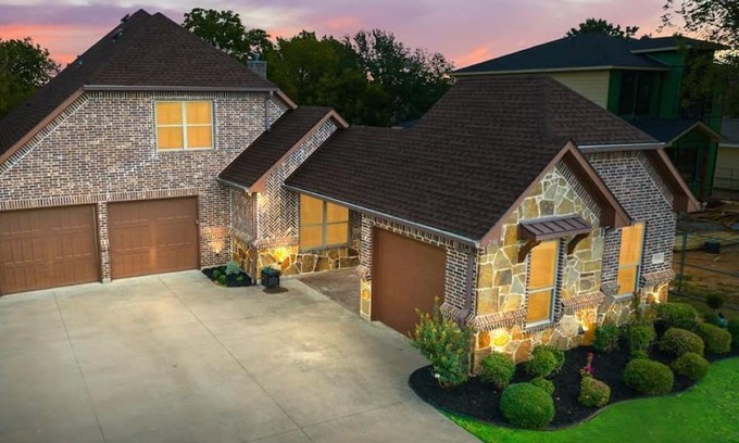 Grapevine Casa | Historic Grapevine 3-bedroom house 4 minutes walk from Historic main street.