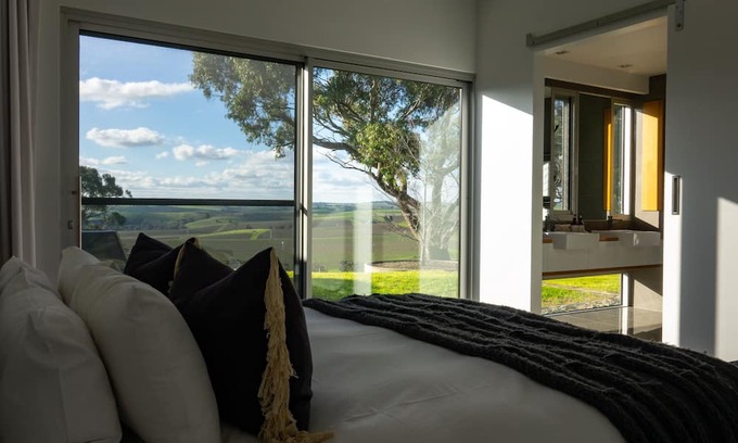 Lyndoch Casa | Barossa Glasshouse - an idyllic escape with stunning views of the Barossa Ranges