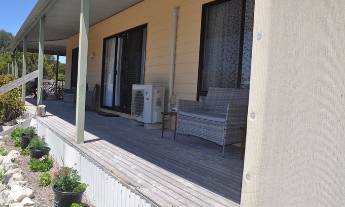 Island Beach Cabaña | Nan's Cottage In bush setting 2 min from beach.