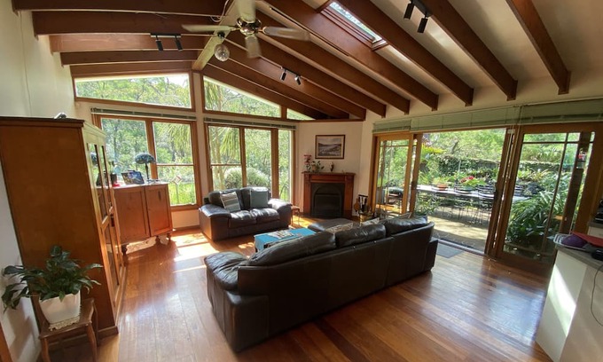 Frenchs Forest Casa | Spacious and Light Filled Home in a Bush Setting on Sydney's Northern Beaches