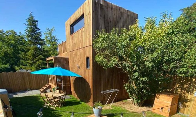 Plassay Casa | Homerez - House for 4 ppl. with jacuzzi, garden, terrace and balcony at Plassay