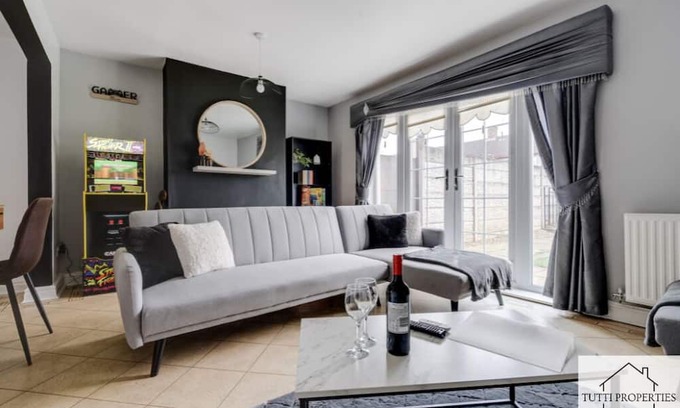 Kirkby Casa | Beautiful Home from Home In Liverpool, Perfect for Families and Contractors.