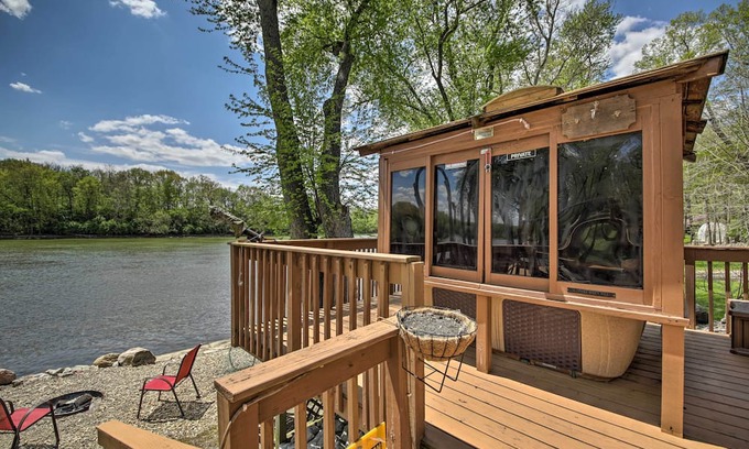 Logansport Cabina | Riverfront ‘Shiitake Cabin’ w/ Private Hot Tub!