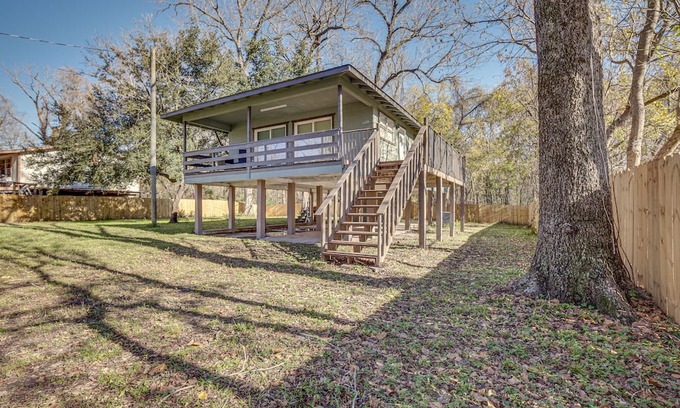 Cleveland Casa | Dog-Friendly Cleveland Home w/ Deck, Near Fishing!