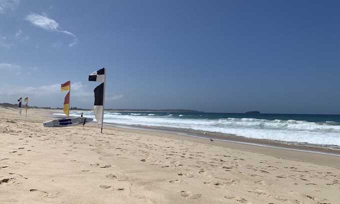 Budgewoi Cabaña | Cute original 60’s Budgewoi beach house. 5 minute walk to beach & pet friendly!