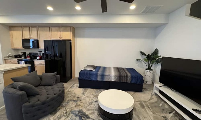 Aurora Casa | New built bright, cozy & stylish 3br place with garage