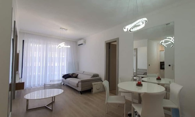 Maini Apartamento | Luminous Apartment with Balcony near Budva Riviera