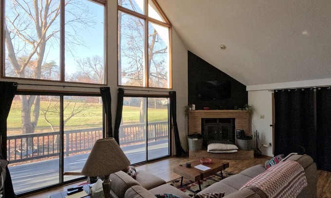 The Woods Chalet De Esquí | Chalet on 17th hole; Golf Resort; Hot tub & Pool Access; Pet Friendly!
