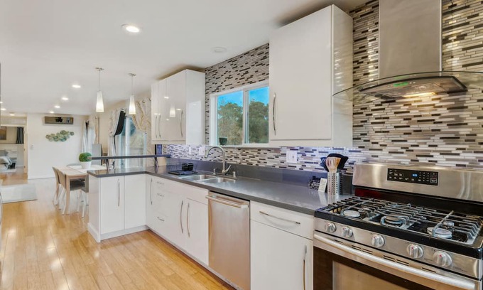 Sequoyah Apartamento | Modern Luxury in Oakland Oasis: Spacious Modern