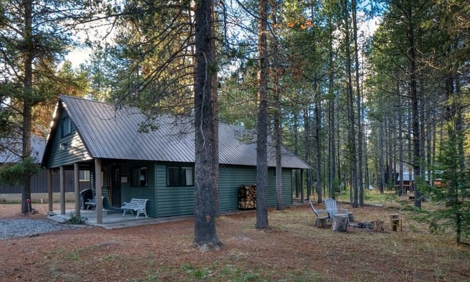 Island Park Cabina | Cozy Bear Cabin | Sleeps 8 | Close to River | 33 miles to YNP