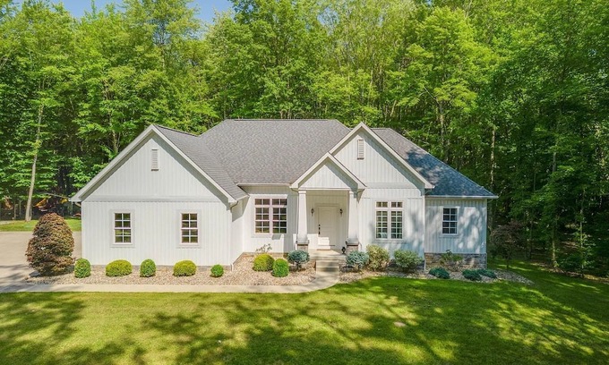 Johnstown Casa | Heartland Woods Ohio~8 Acres~Secluded Nature Escape~Flex Cancellation~King beds