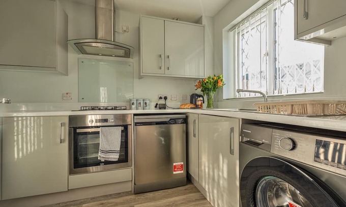 Muxton Casa | Lovely Detached Home | Pass The Keys