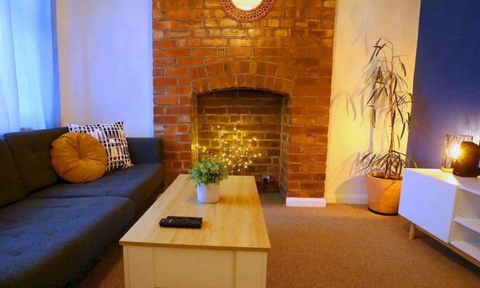 Prestwich Casa | Pass the Keys | King Bed House Next To Heaton Park | W&M Discounts