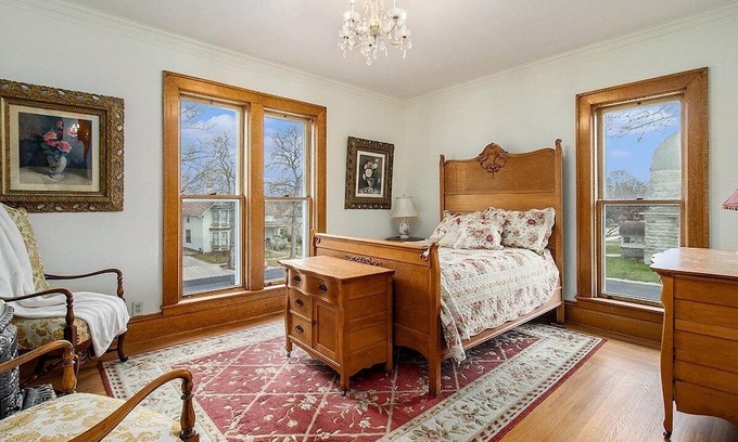 Manistee Cama Y Desayuno | The Chandelier Bed & Breakfast ROOM#5