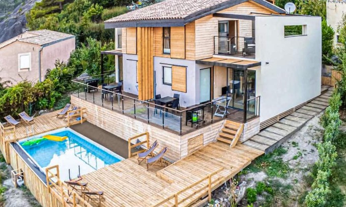 Marcoux Apartamento | This beautiful and modern vacation home welcomes you with a breathtaking mountain view.