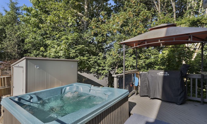 Milton Casa | Hot Tub Hideout Serenity in Scenic Milton, WA