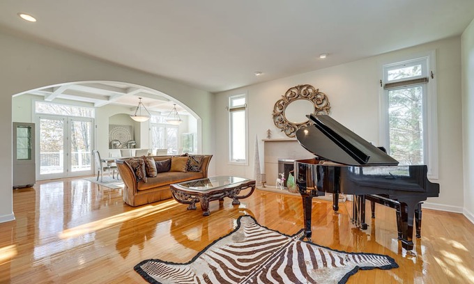 Mokena Casa | Stunning Mokena Home w/ Pool + Deck w/ Lake View!