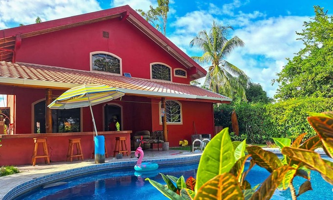 Canton Parrita Casa | Large family house, A/C, swimming pool, outdoor patio, minutes to the beaches!