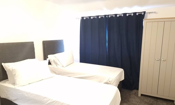 Oldbury Casa | Walker Lodge, located in a serene environment. Rooms are equipped and cosy.