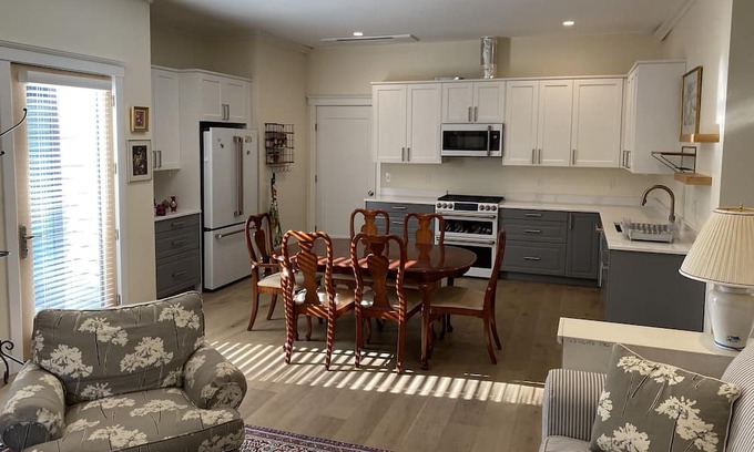 Needham Apartamento | Convenient Needham 1BR apartment near Hersey train stop with private parking