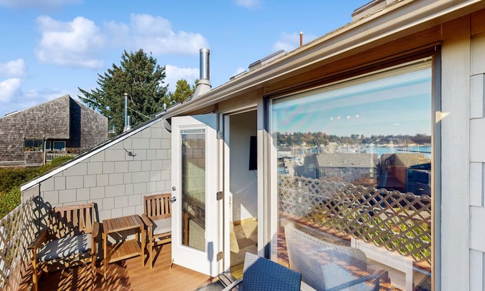 Historic Bayfront Condominio | Bay-view condo with indoor pool, hot tubs, gym, crabbing area, & balcony