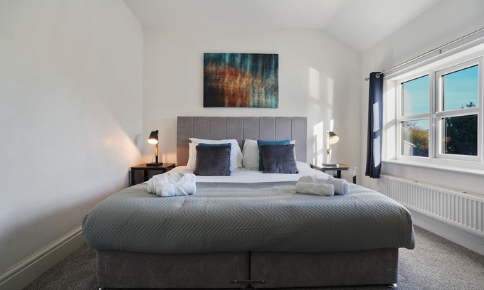 Macclesfield Casa | Cottage Cross: Spacious 2-Bed Charm, Where Home Whispers Warmth and Comfort!