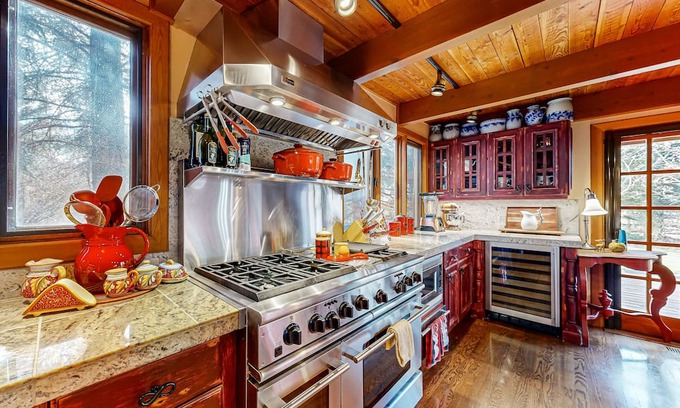 Hailey Cabina | Dog-friendly cabin with fenced yard, deck, sunroom, fireplace, & W/D