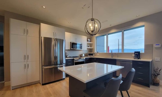 Southwest Mission Casa | Cozy getaway with panoramic lake view