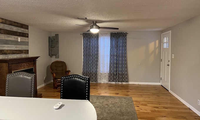Clarksville Casa | House located at Lake Ludwig. Ride out to Red Lick mountain bike trails.