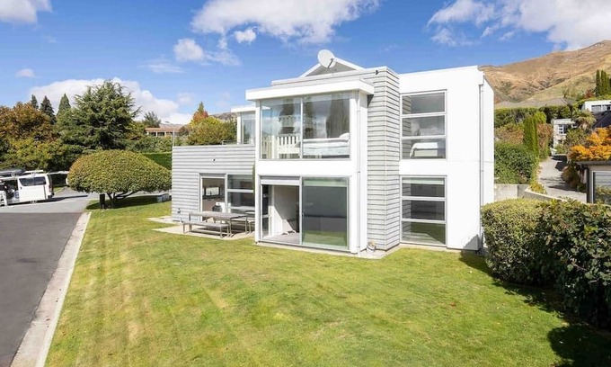 Wanaka Casa | Famous TREE in lake is 100m walk, huge house only a 15 min lake walk to town
