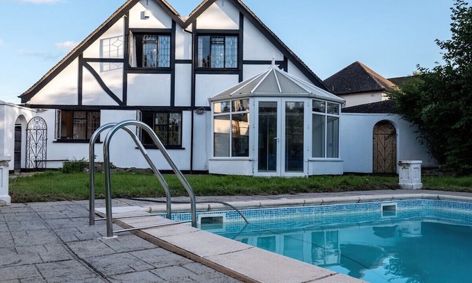 Squirrel's Heath Casa | Modern villa, sleeps 10, 2 bathrooms, park 3 vans