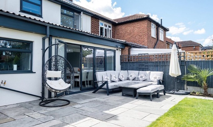 Emerson Park Casa | Wych Elm Road by MT Property