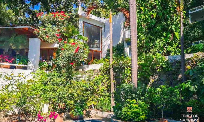 Cuernavaca Villa | Serene Home, Lush Gardens with Heatable Pool, 2 Waterfalls, Outdoor Dining Table