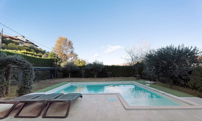 Dormelletto Casa | Holiday Home 'Margot Ca Bianca Dormelletto' with Shared Pool and Wi-Fi