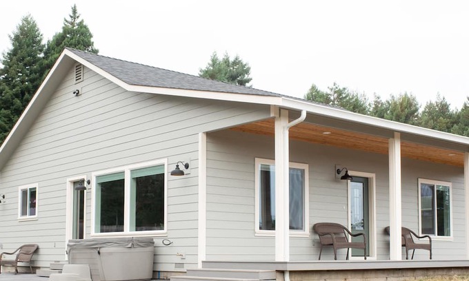 McKinleyville Cabaña | Beautiful New Guest House located in Sunny Blue Lake with Hot Tub!