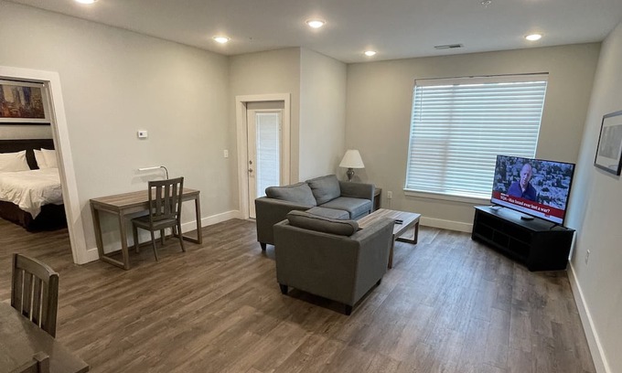 Plainfield Apartamento | Get in before it's gone! More space than a hotel and cheaper too!