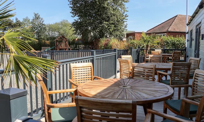 West Heslerton Cabaña | TORTWORTH LODGE, pet friendly, with hot tub in Sherburn