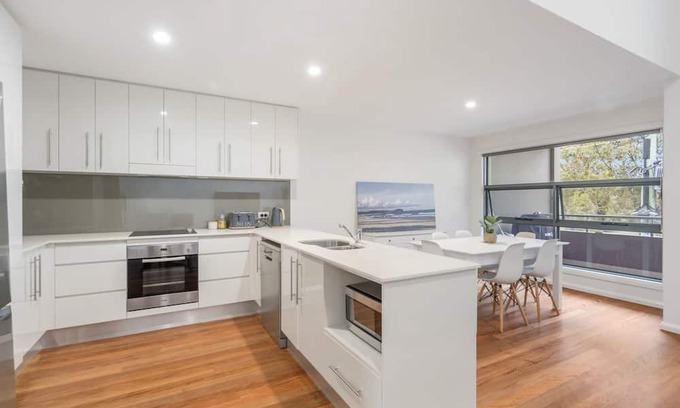 North Haven Apartamento | North Heaven - Modern Apartment with Balcony River Views and Pool