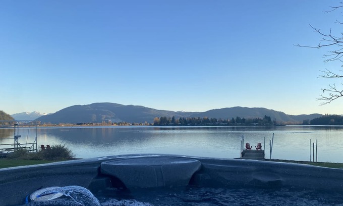 Hatzic Casa | Winter Escape with Amazing Views from the Hot Tub!