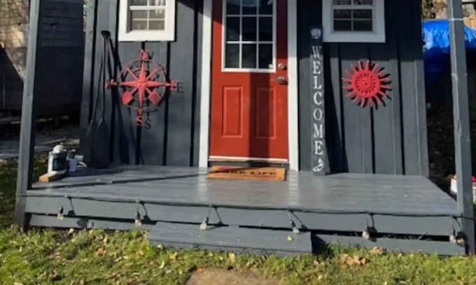 Alcona Cabina | Rustic Cozy Cabin In Innisfil Across from the Lake